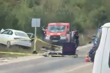 Bursa'da otomobil ile motosiklet kafa kafaya çarpıştı