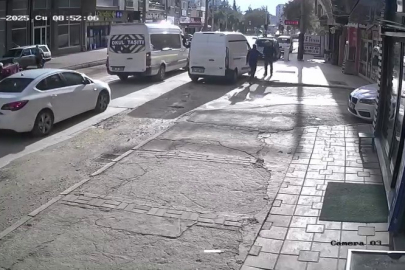 Geri manevra yaparken yayayı böyle yere serdi