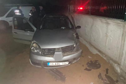 Kontrolden çıkan otomobil duvara çarptı: 3 kişi yaralandı