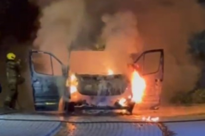 Gözleri önünde minibüs alev alev yandı