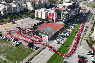 Bir cadde boyunca Türk Bayrağı açtılar