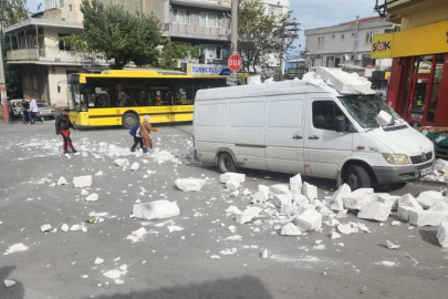 Bursa'da fırtına ağaçları devirdi, çatıları uçurdu