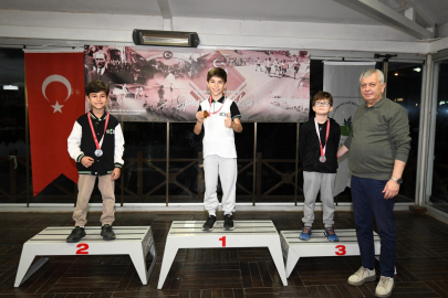 Osmangazi’de minik satranç ustaları kupalarına kavuştu