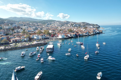 Denizde onlarca tekne kortej yaptı