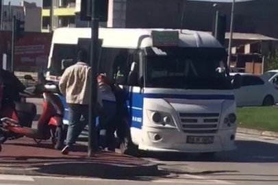 Minibüs şoförü ile motokurye birbirine girdi