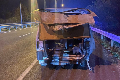 Çekici kamyonet, ticari araca çarptı : 2 ölü