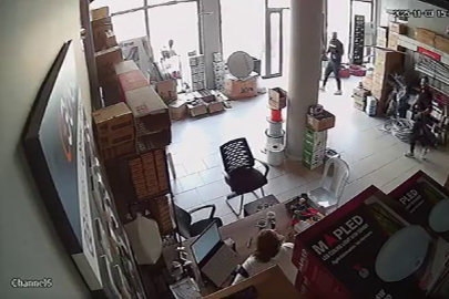 Bursa’da hissedilen deprem anı kameraya yansıdı