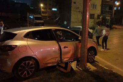 Kaza yapan otomobil refüje çarpıp durabildi