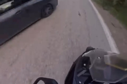 Motosikletlinin saniyelerle ölümden kurtulduğu anlar kameraya yansıdı