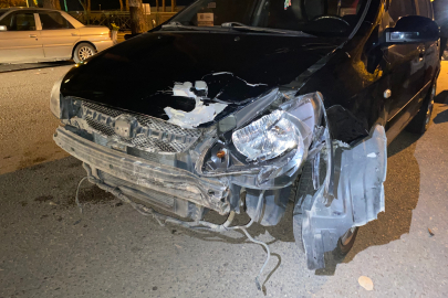 Motosiklet ile otomobil çarpıştı: 2 genç yaralandı