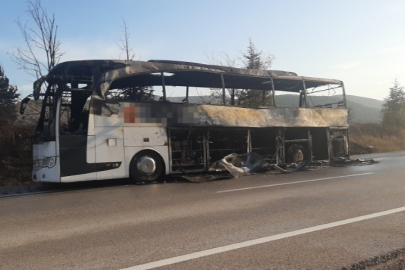 Alev topuna dönen yolcu otobüsü tamamen yandı