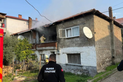 İki katlı evde yangın paniği mahalleyi sardı