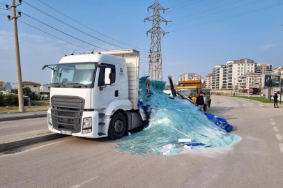 Tonlarca ağırlıktaki cam yola saçıldı