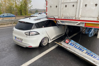 Otomobil tırın altına girdi: 4 yaralı