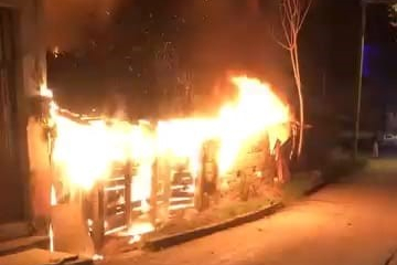 Bursa'da tek katlı ev alev alev yandı