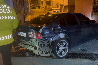 Bursa'da "dur" ihtarına uymayan sürücü 5 kilometre kaçtı: 3 araca ve duvara çarptı