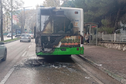 Otobüsün motor kısmı küle döndü, yolcular büyük panik yaşadı
