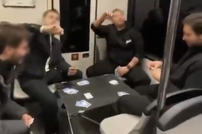 Bursa metrosunda şaşırtan görüntü: Gençler masa kurup oyun oynadı