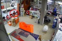 Hava almak için dışarı çıkan eczacının üzerine atladı: O anlar kamerada