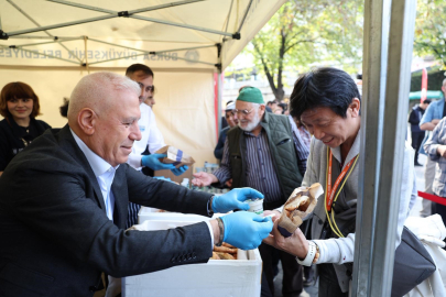 Dünya Cantık Günü'nde ücretsiz ikram edildi, yabancı turistler lezzetine hayran kaldı