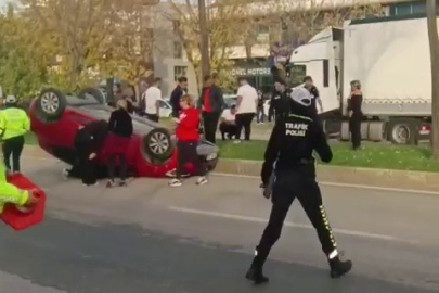 İki araç çarpıştı, takla atan otomobilde sürücü sıkıştı