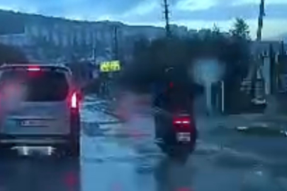 İş yerine girmek isteyen otomobile motosiklet çarptı: 2 yaralı