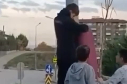 Bursa'da çocukların bayrak hassasiyeti duygulandırdı..Direğe böyle tırmandılar