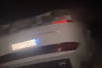 Bursa'da lastiği patlayan otomobil şarampole yuvarlandı