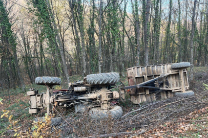 Devrilen traktördeki 2 kişi yaralandı