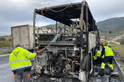 Ortaokul öğrencilerini taşıyan otobüs alevlere teslim oldu