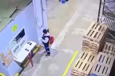 Paletlerin altında kalmaktan son anda kurtuldu