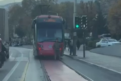 Tramvayın arkasına tutunarak yolculuk eden çocuk yürekleri ağıza getirdi