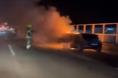 Seyir halindeki otomobil alev alev yandı