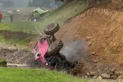 Off-road yarışında kontrolden çıkan araç böyle takla attı