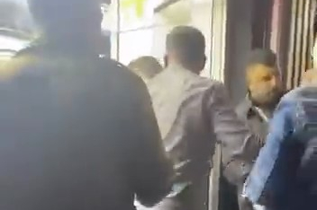 Telefoncuda çıkan tartışmaya çevre esnaf müdahale etti