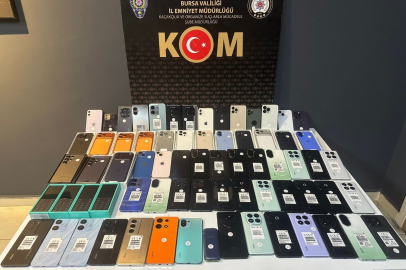 Bursa'da piyasa değeri 3 milyon lira olan kaçak cep telefonları ve USB kablolar ele geçirildi