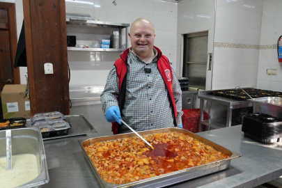 Gürsu'nun gülen yüzü Mesut, yemek dağıtımda