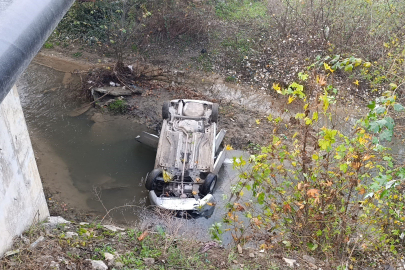 Dereye uçan otomobilin sürücüsü yaralandı