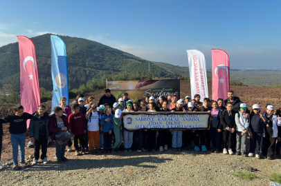 Vefat eden öğretmenleri için fidan diktiler