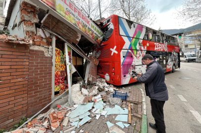 İmdat freni boşalan öğrenci otobüsü manava daldı...