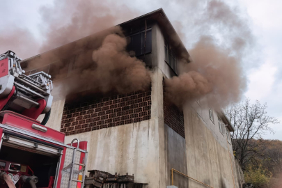 Meyve kasalarının bulunduğu depo küle döndü