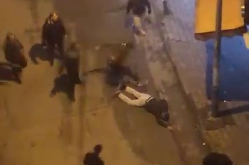 Laf attığı kişiler tarafından böyle darp edildi… Dövmekle yetinmediler, yerde tekmelediler