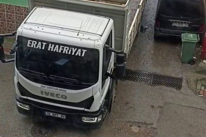 Bursa'da bir kamyon sokak arasındaki araca ağır zarar verip kaçtı