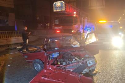 İnegöl'de kontrolden çıkan otomobil bariyerlere çarptı, 1'i ağır 2 kişi yaralandı