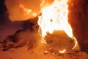 Hareket halindeki otomobil alev aldı