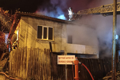 İnegöl'de samanlıkta başlayan yangın eve sıçradı