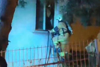 Bursa'da korkutan yangın: İtfaiye ekipleri camı kırıp içeri girdi