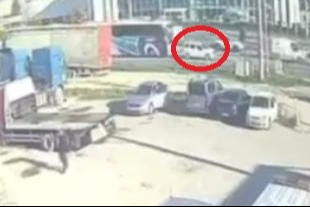 Yürekler ağza geldi, yolcu otobüsü otomobili metrelerce savurdu