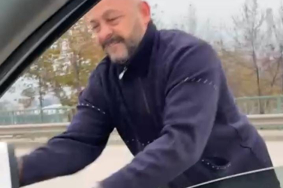 Meclis üyesini sıkıştırıp, aracı yumrukladı… O anlar kamerada