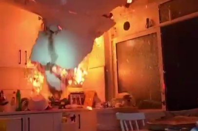 Yangında tavan çöktü, itfaiye ekipleri ölümden döndü... O anlar kameraya yansıdı